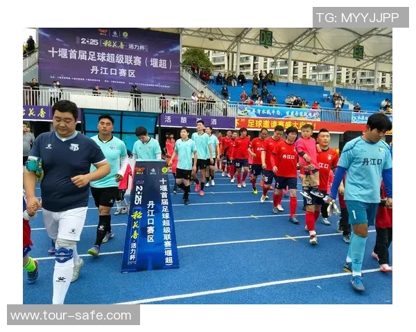 足球明星亲民互动活动点燃市民热情共庆足球盛事