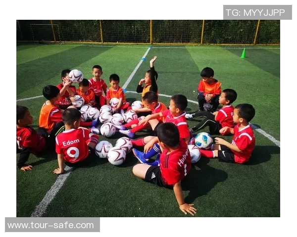 小孩与足球明星亲密互动瞬间视频分享让人感动不已